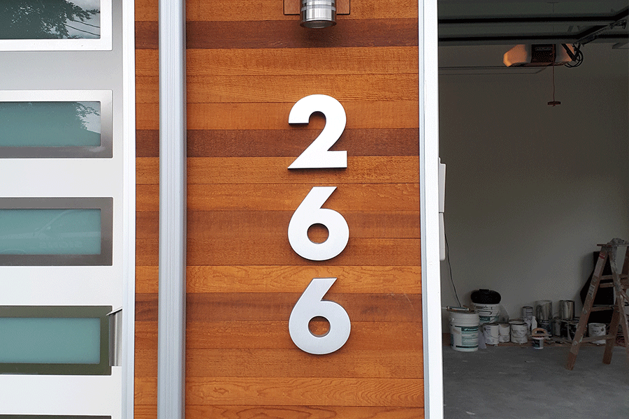 Address number sign with cast aluminum sign letters