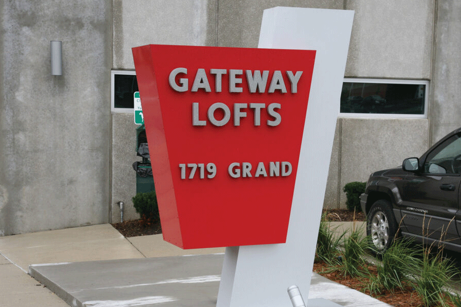 Address sign with brushed aluminum sign letters and numbers